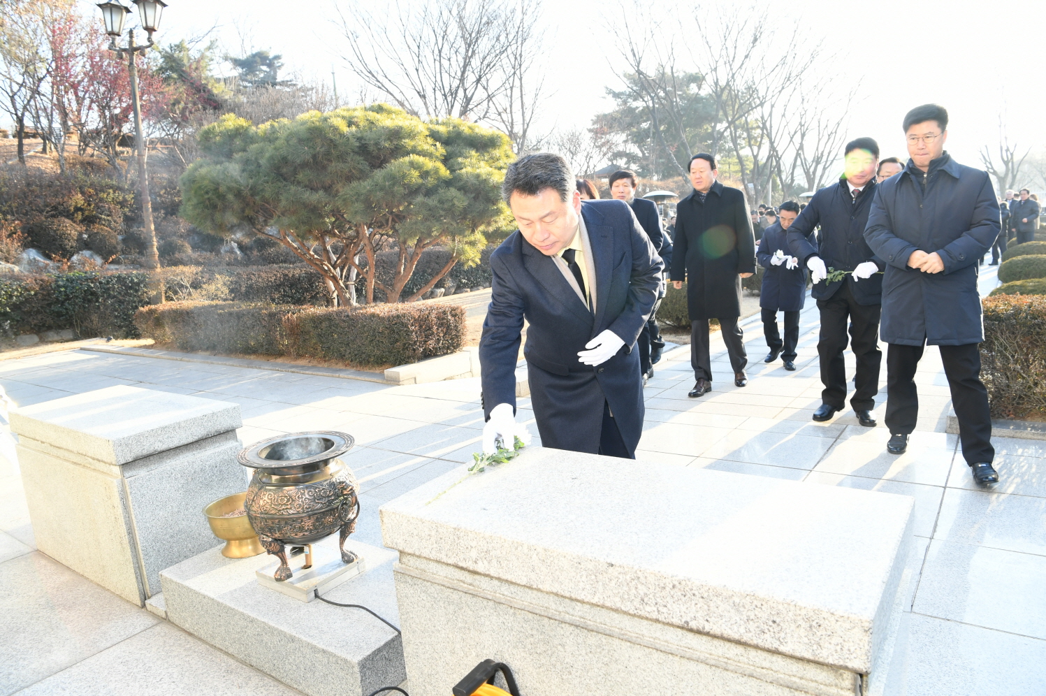 2019년 현충탑 참배 이미지 27 - 본문에 자세한설명을 제공합니다.