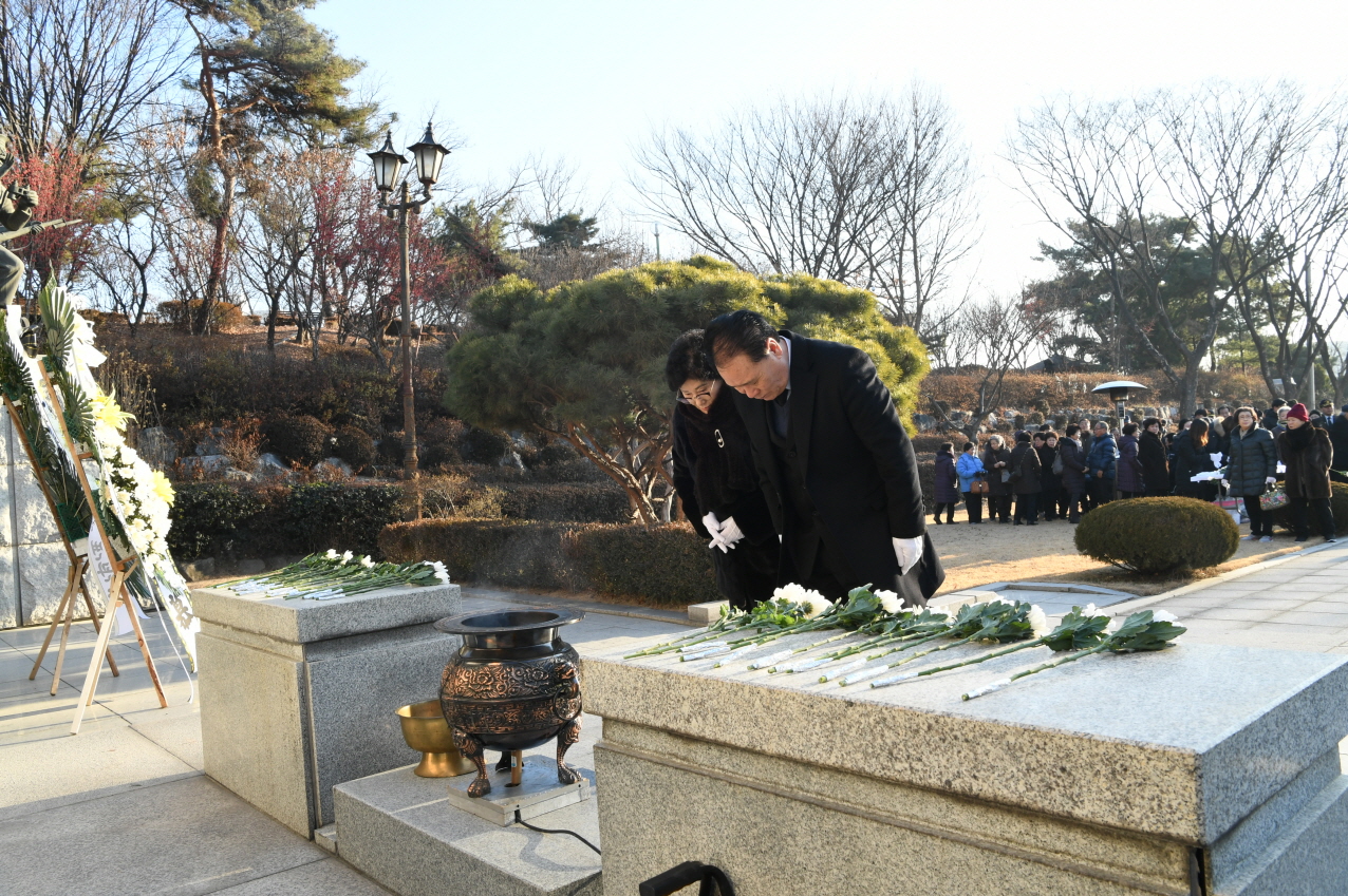 2019년 현충탑 참배 이미지 19 - 본문에 자세한설명을 제공합니다.