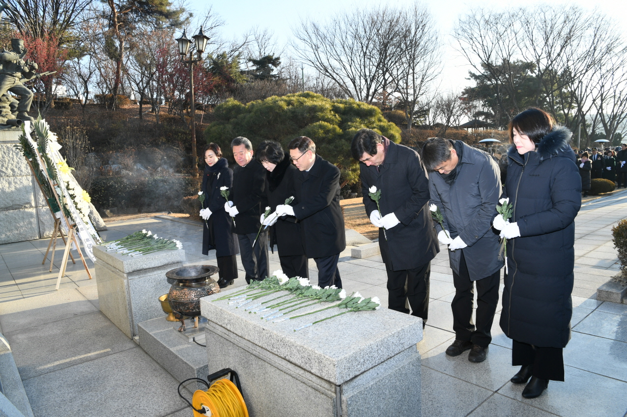 2019년 현충탑 참배 이미지 17 - 본문에 자세한설명을 제공합니다.