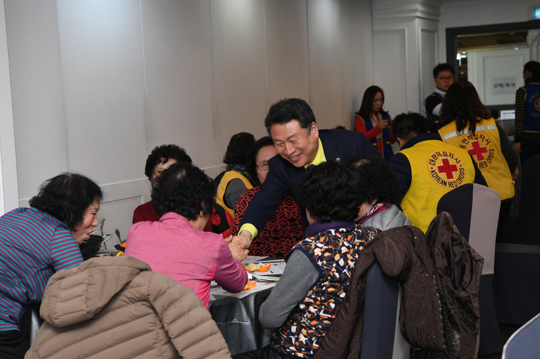 적십자봉사회와 화랑로타리클럽과 함께하는 어르신 식사대접 이미지 11 - 본문에 자세한설명을 제공합니다.