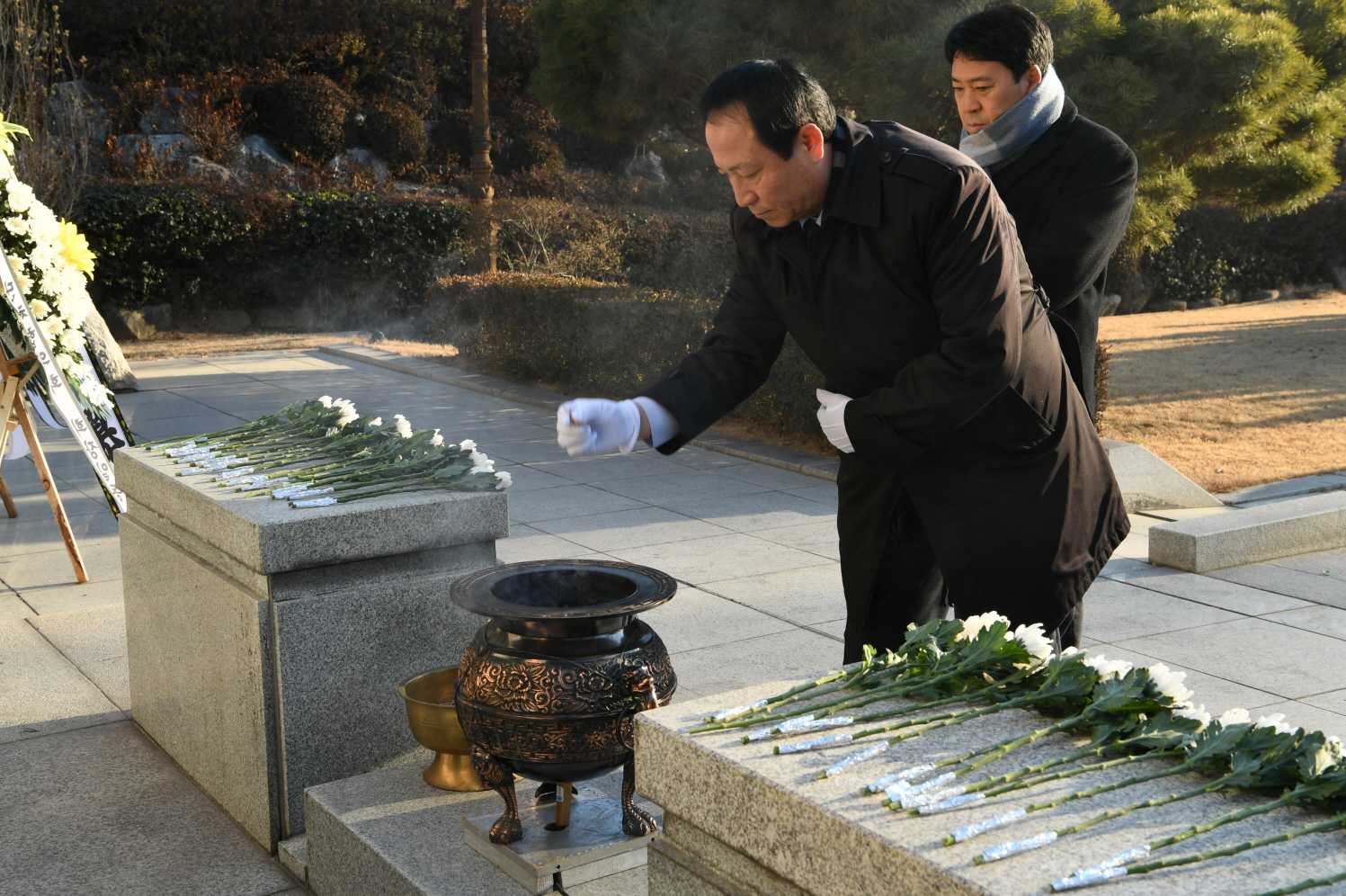 2019년 현충탑 참배 이미지 8 - 본문에 자세한설명을 제공합니다.