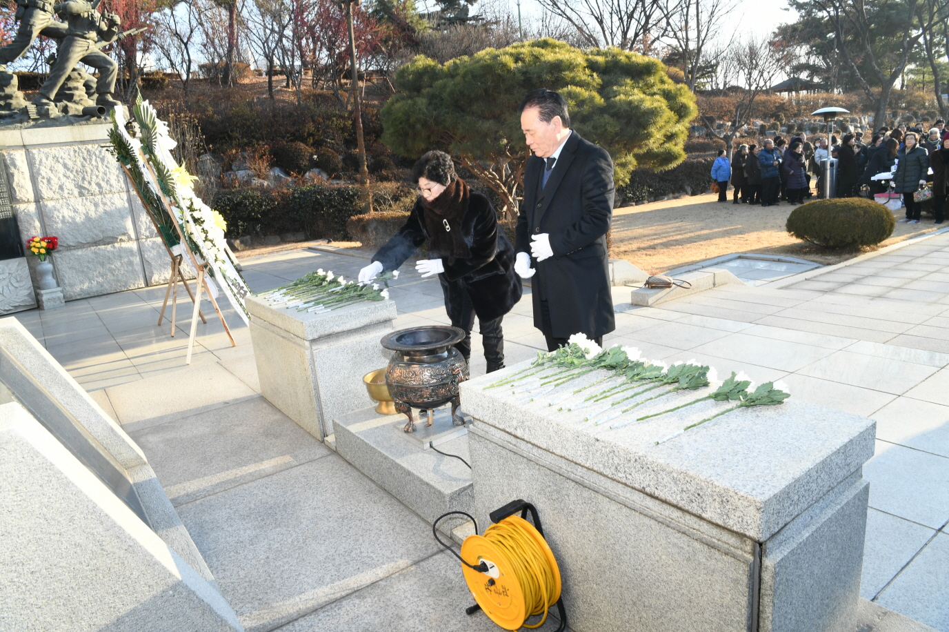 2019년 현충탑 참배 이미지 21 - 본문에 자세한설명을 제공합니다.
