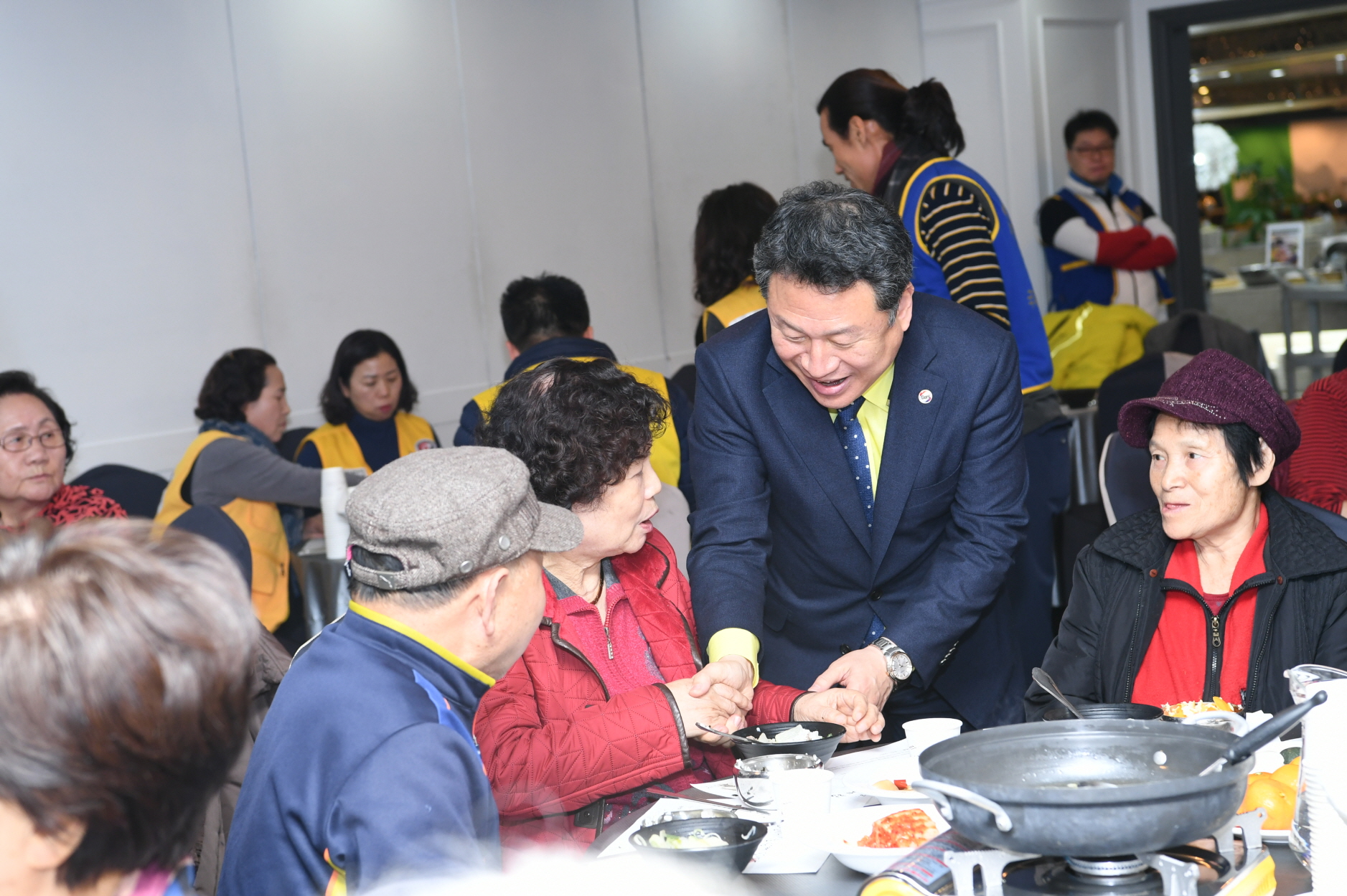 적십자봉사회와 화랑로타리클럽과 함께하는 어르신 식사대접 이미지 9 - 본문에 자세한설명을 제공합니다.