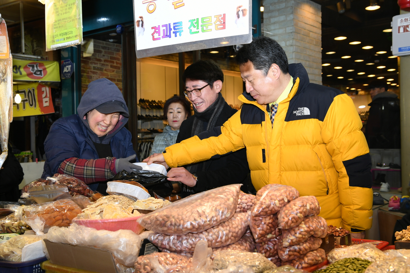 설맞이 기관장 전통시장 장보기날  행사 이미지 10 - 본문에 자세한설명을 제공합니다.
