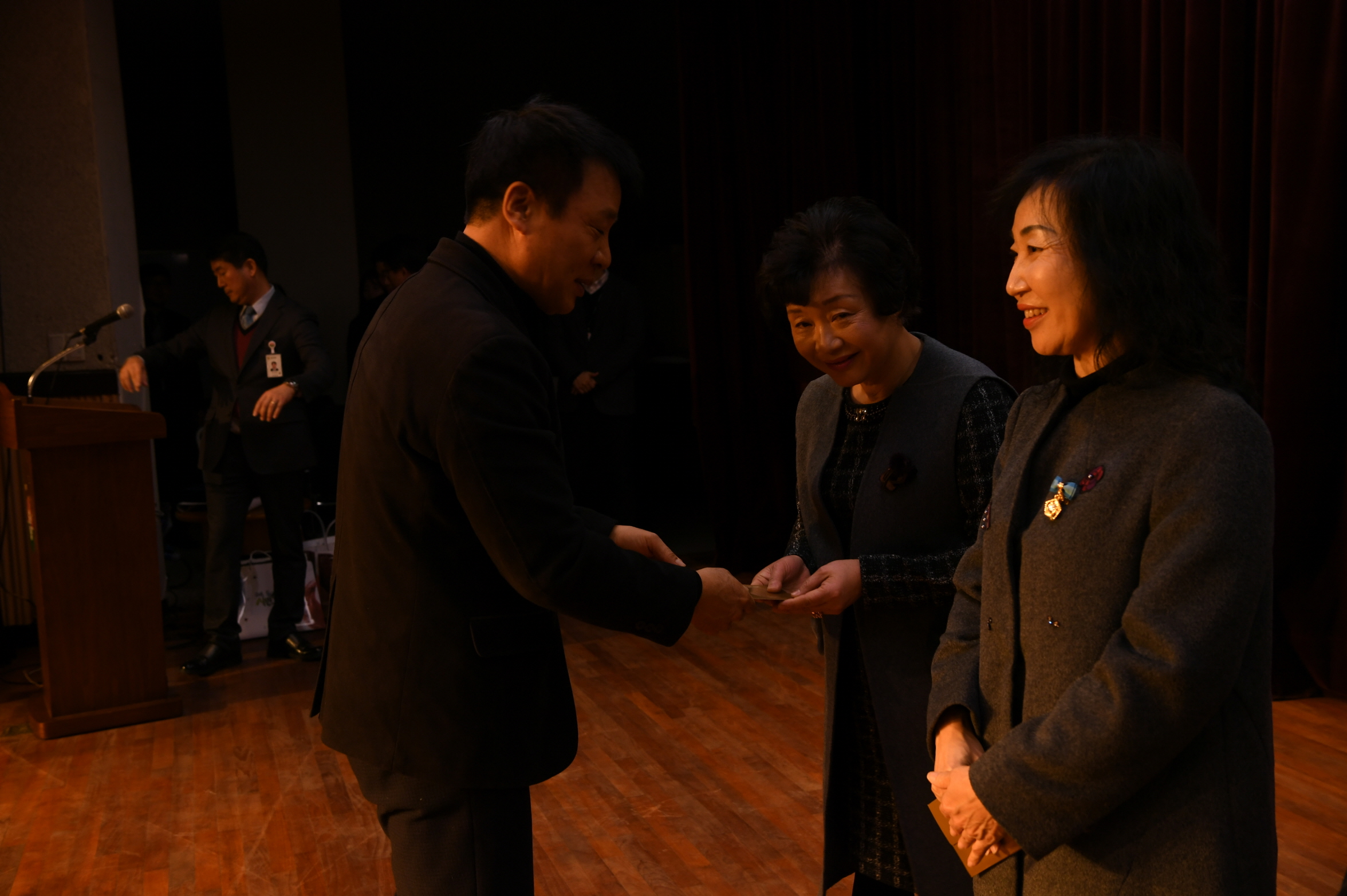 정년퇴임식 이미지 8 - 본문에 자세한설명을 제공합니다.