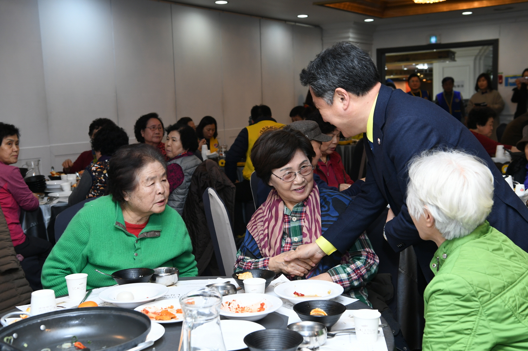 적십자봉사회와 화랑로타리클럽과 함께하는 어르신 식사대접 이미지 8 - 본문에 자세한설명을 제공합니다.
