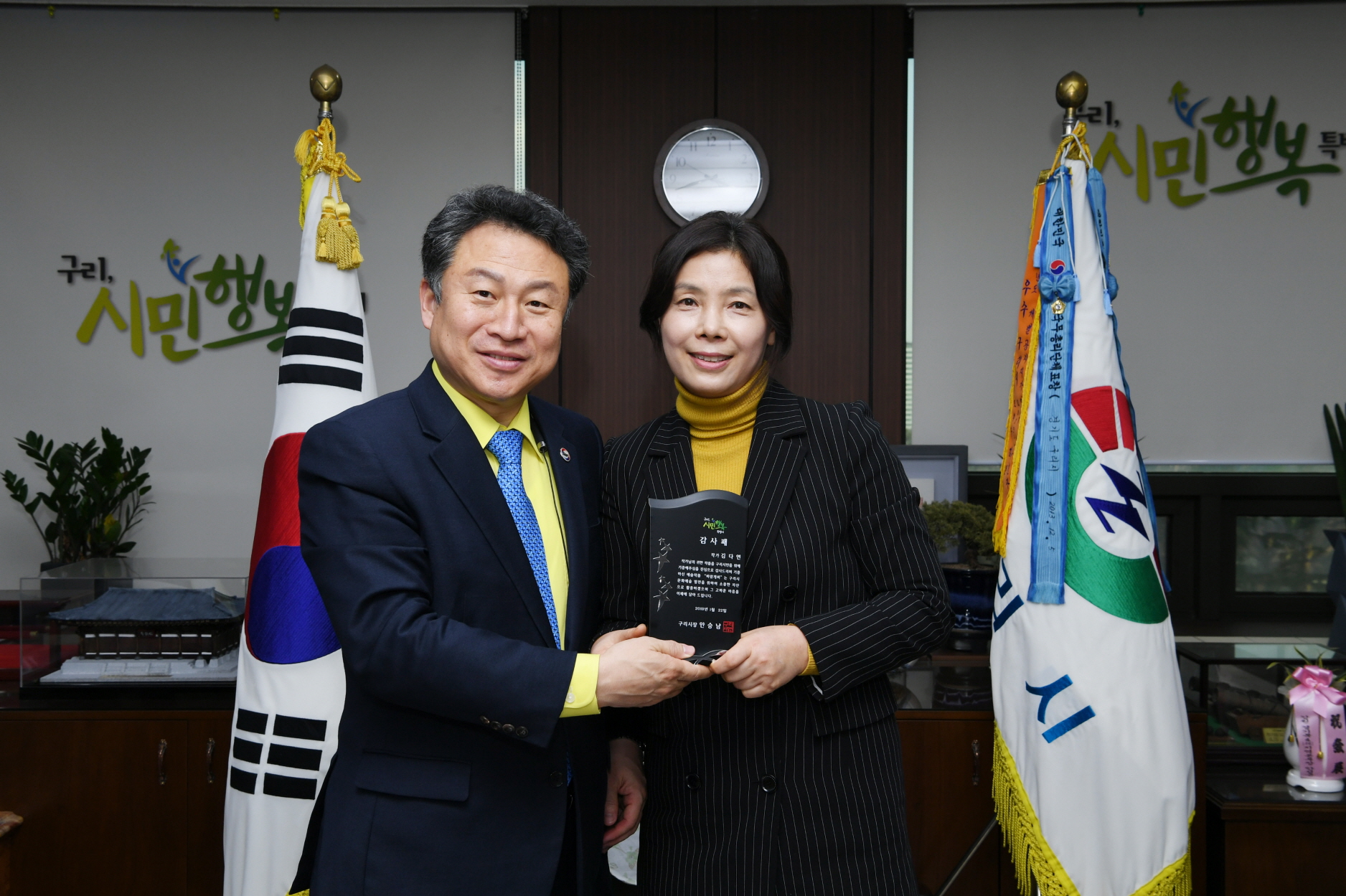 예술작품 기증자에 대한 기부증서 전달식 이미지 1 - 본문에 자세한설명을 제공합니다.