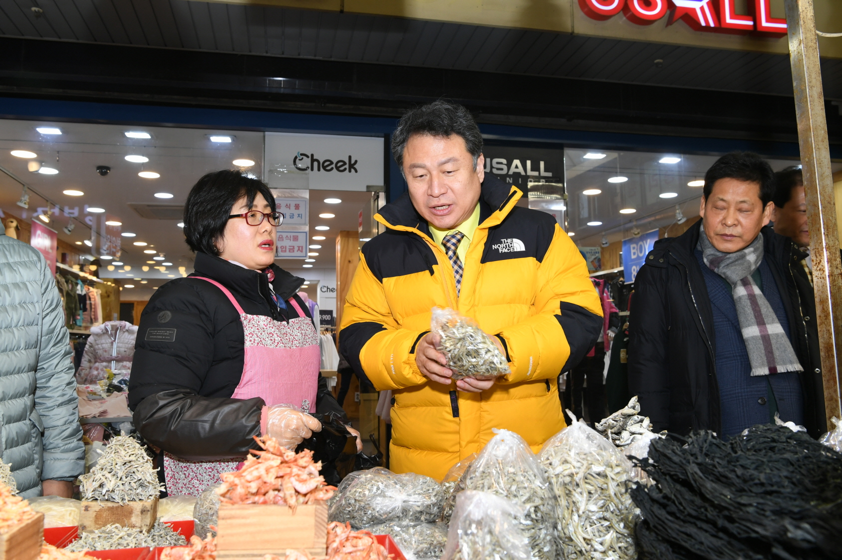 설맞이 기관장 전통시장 장보기날  행사 이미지 19 - 본문에 자세한설명을 제공합니다.