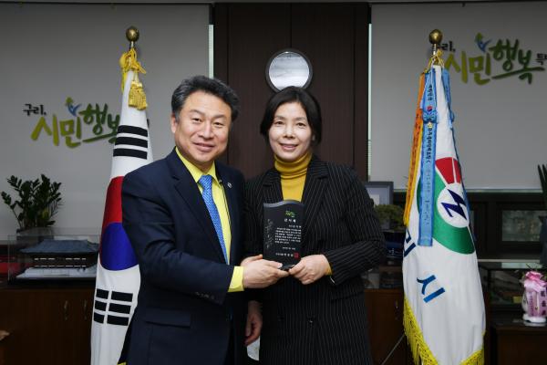 예술작품 기증자에 대한 기부증서 전달식 이미지