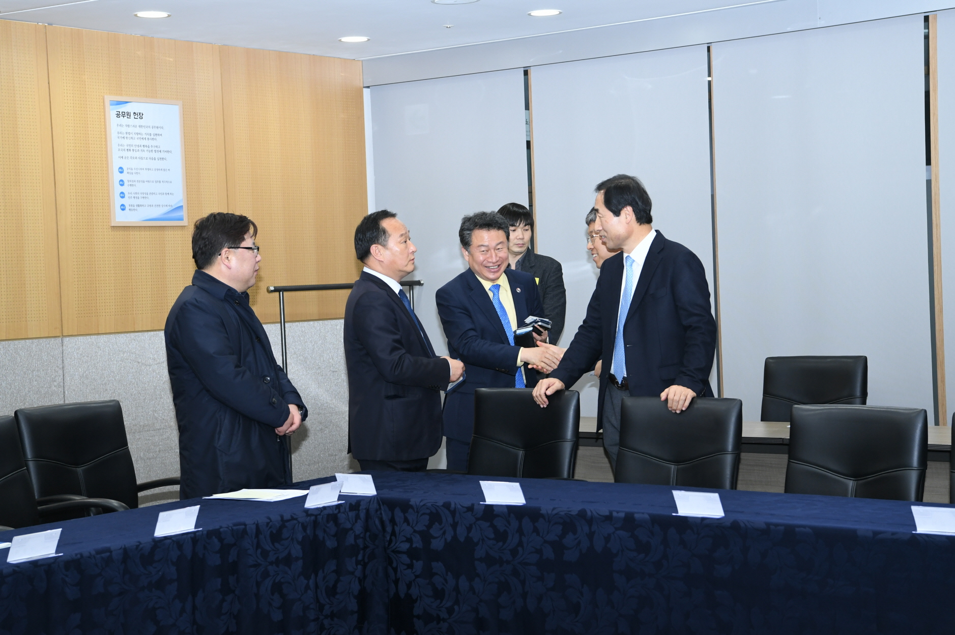 자치분권지방정부 협의회 회원 환담 이미지 22 - 본문에 자세한설명을 제공합니다.