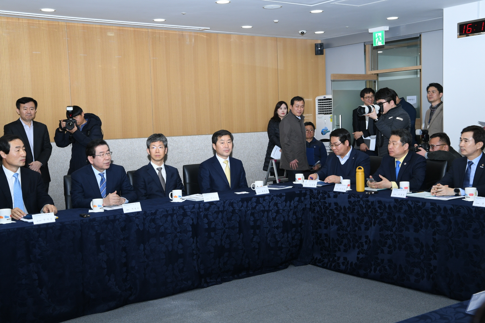 자치분권지방정부 협의회 회원 환담 이미지 1 - 본문에 자세한설명을 제공합니다.