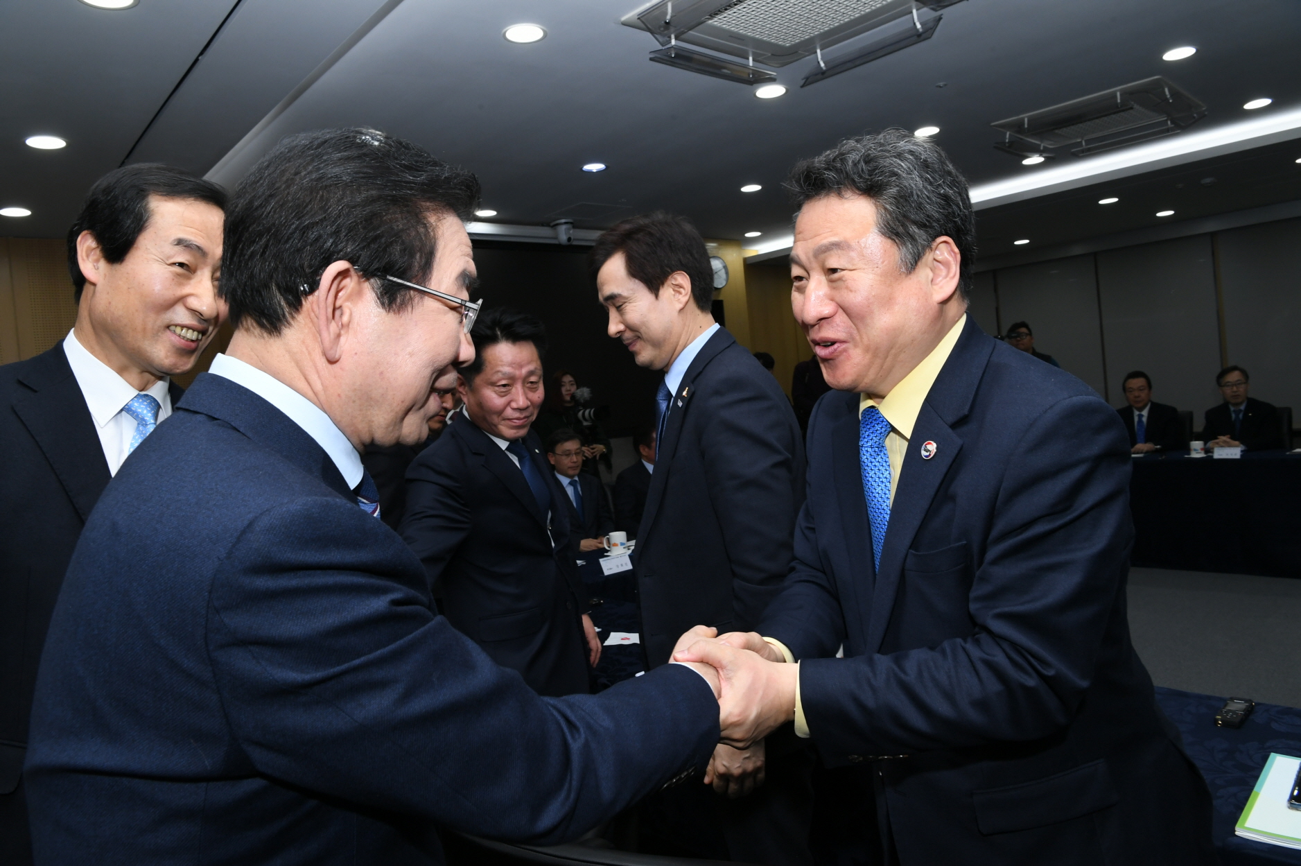 자치분권지방정부 협의회 회원 환담 이미지 2 - 본문에 자세한설명을 제공합니다.