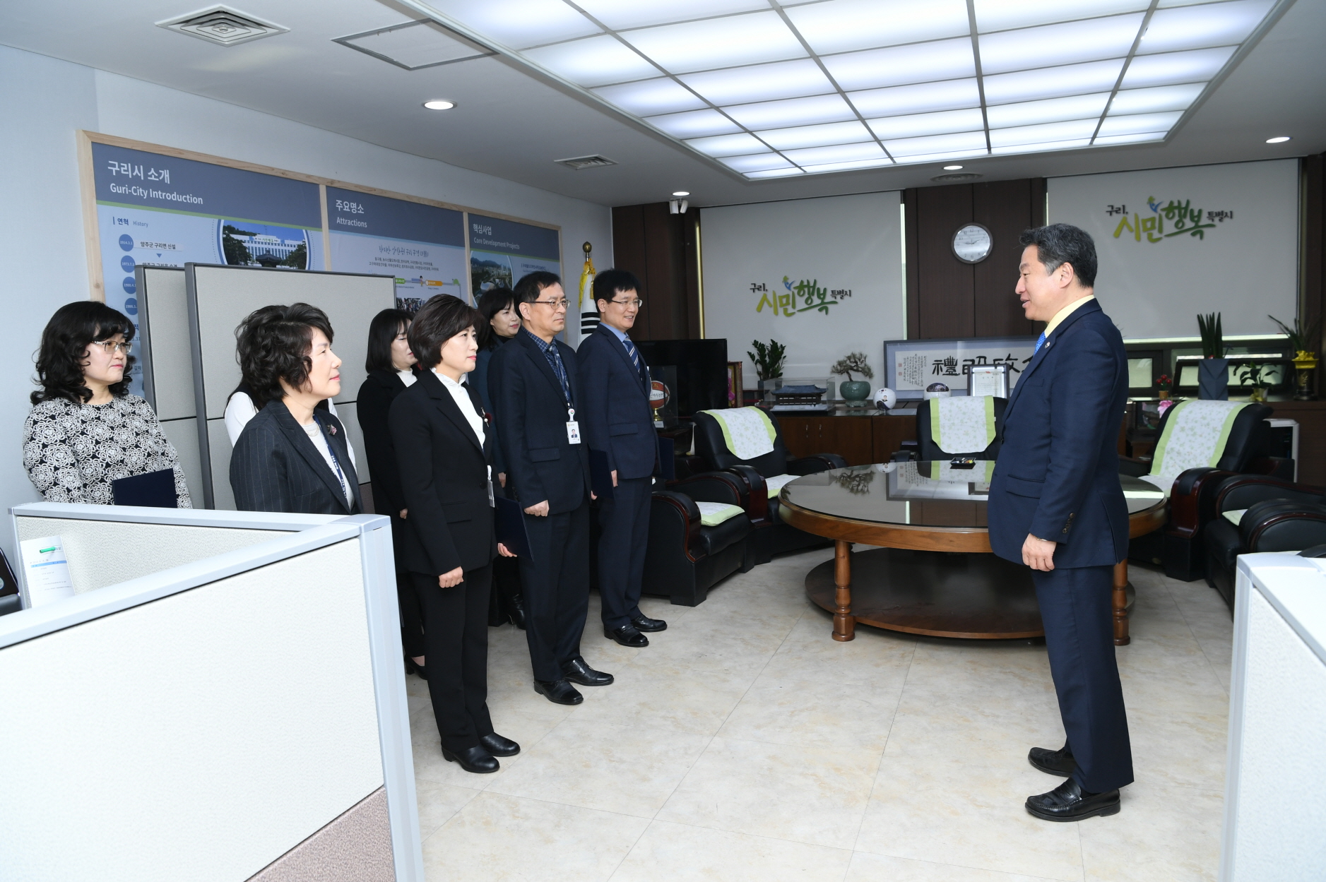 임용장 교부 이미지 6 - 본문에 자세한설명을 제공합니다.