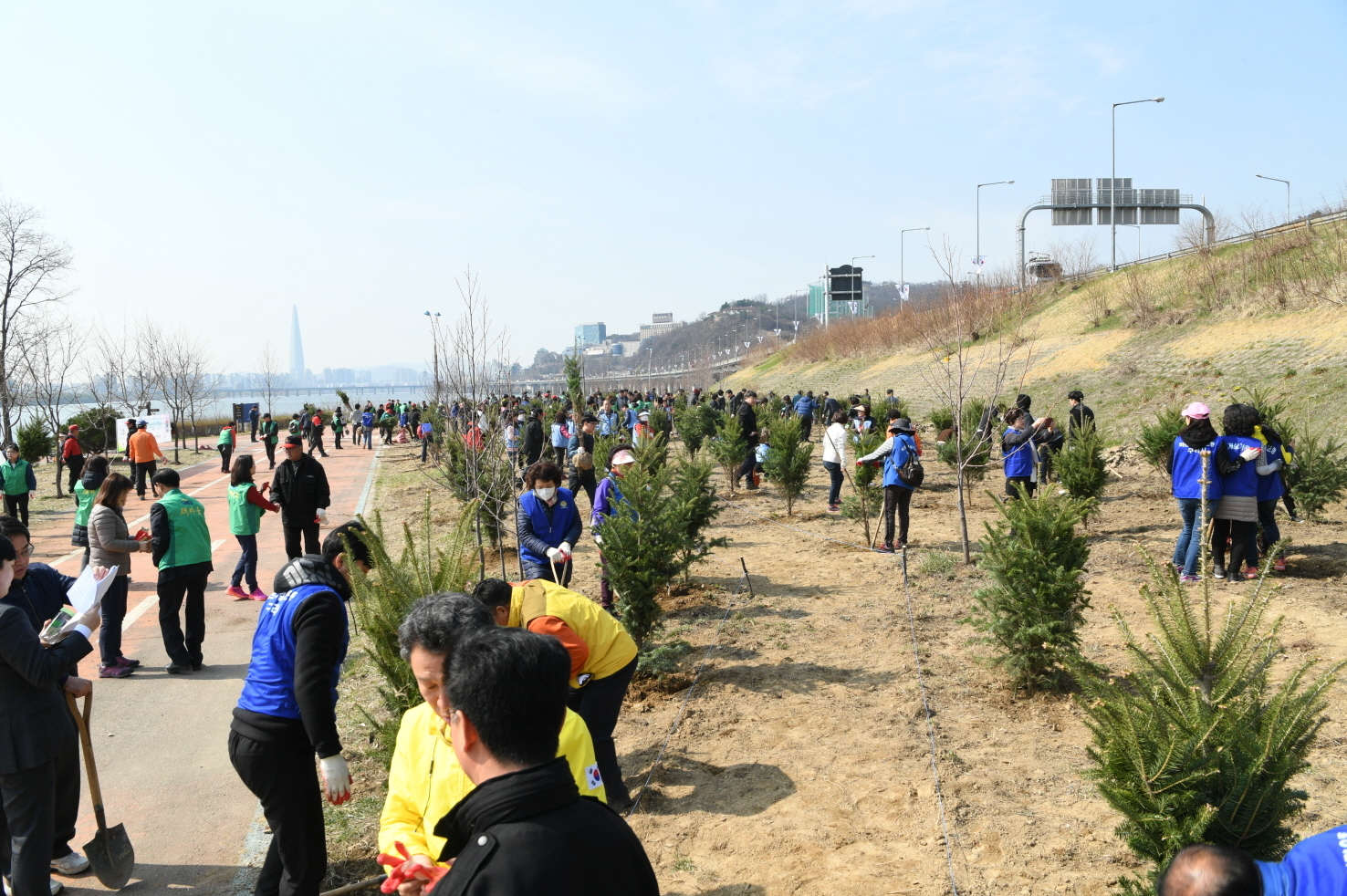 제74회 식목일 기념 행사 이미지 4 - 본문에 자세한설명을 제공합니다.
