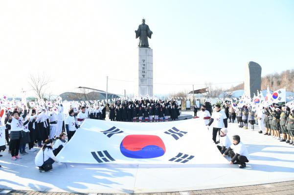독립만세운동 100주년 기념 '태극기휘날리며' 독립만세운동 재현(만해 한용운 묘역 - 광개토태왕광장) 이미지