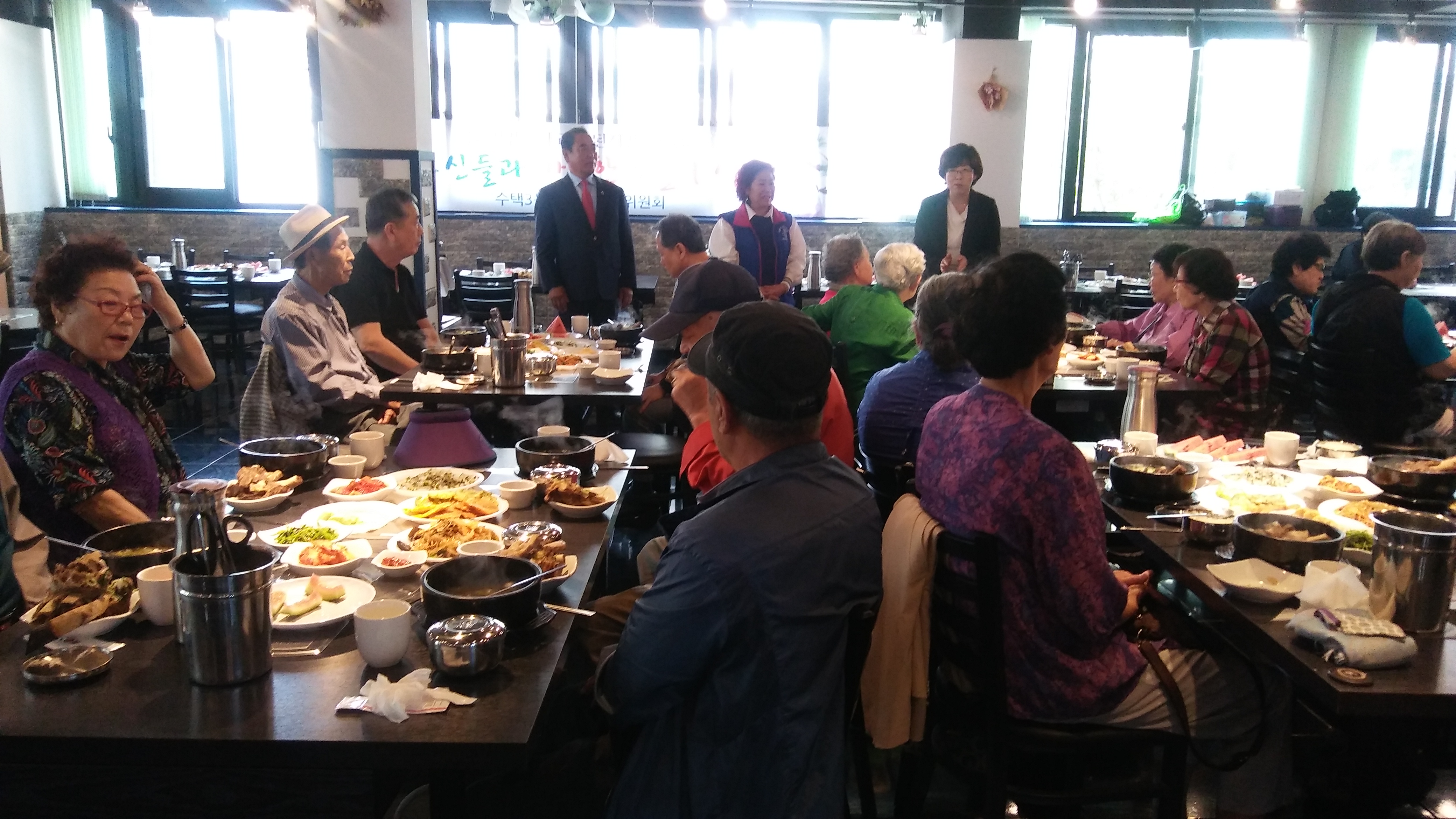 구리시, 5월 가정의 달 맞아 독거노인 위한 경로잔치 열려 이미지 1 - 본문에 자세한설명을 제공합니다.