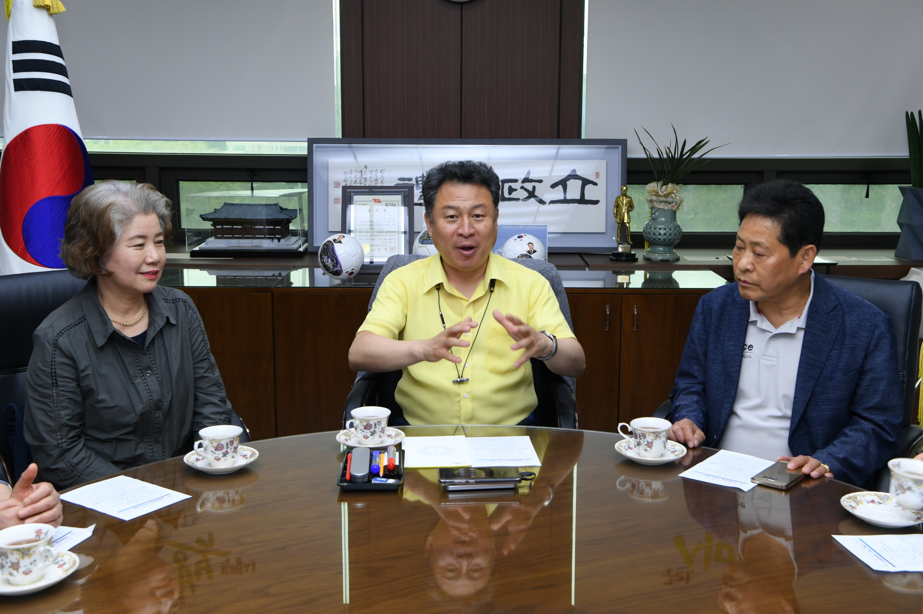 구리전통시장 상인회 봉사단 유채꽃축제 수익금 전달식 이미지 4 - 본문에 자세한설명을 제공합니다.
