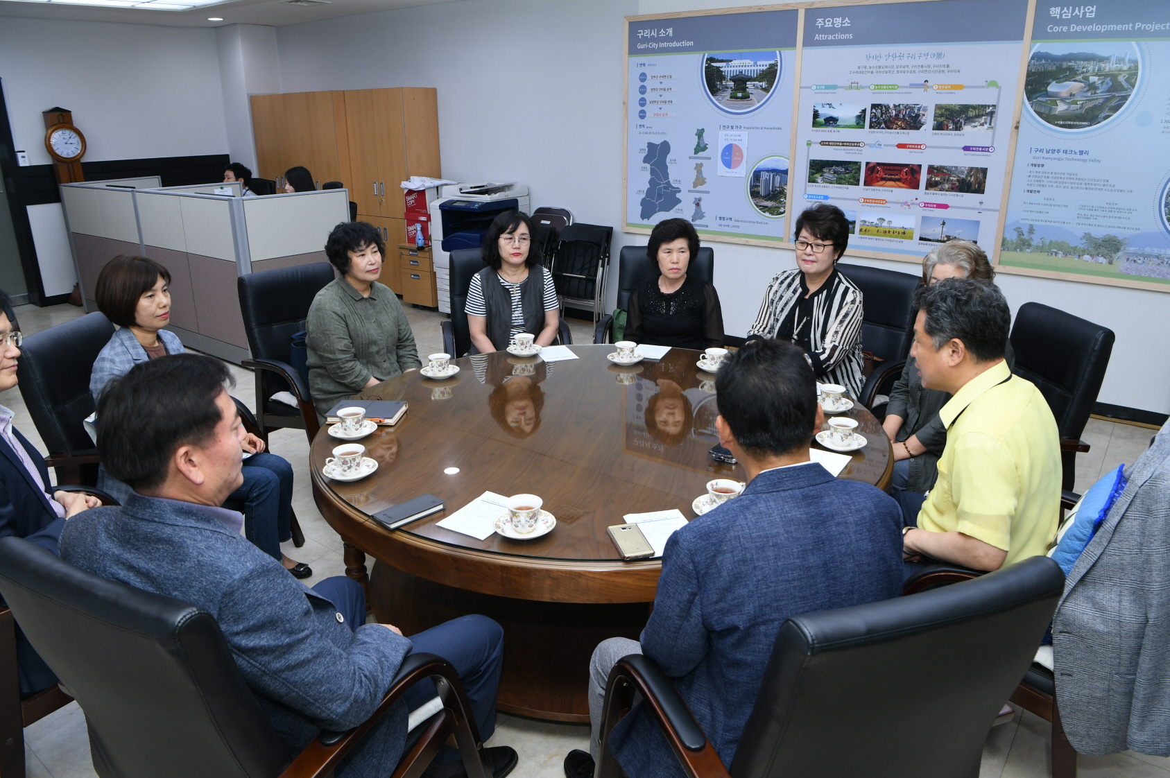 구리전통시장 상인회 봉사단 유채꽃축제 수익금 전달식 이미지 2 - 본문에 자세한설명을 제공합니다.
