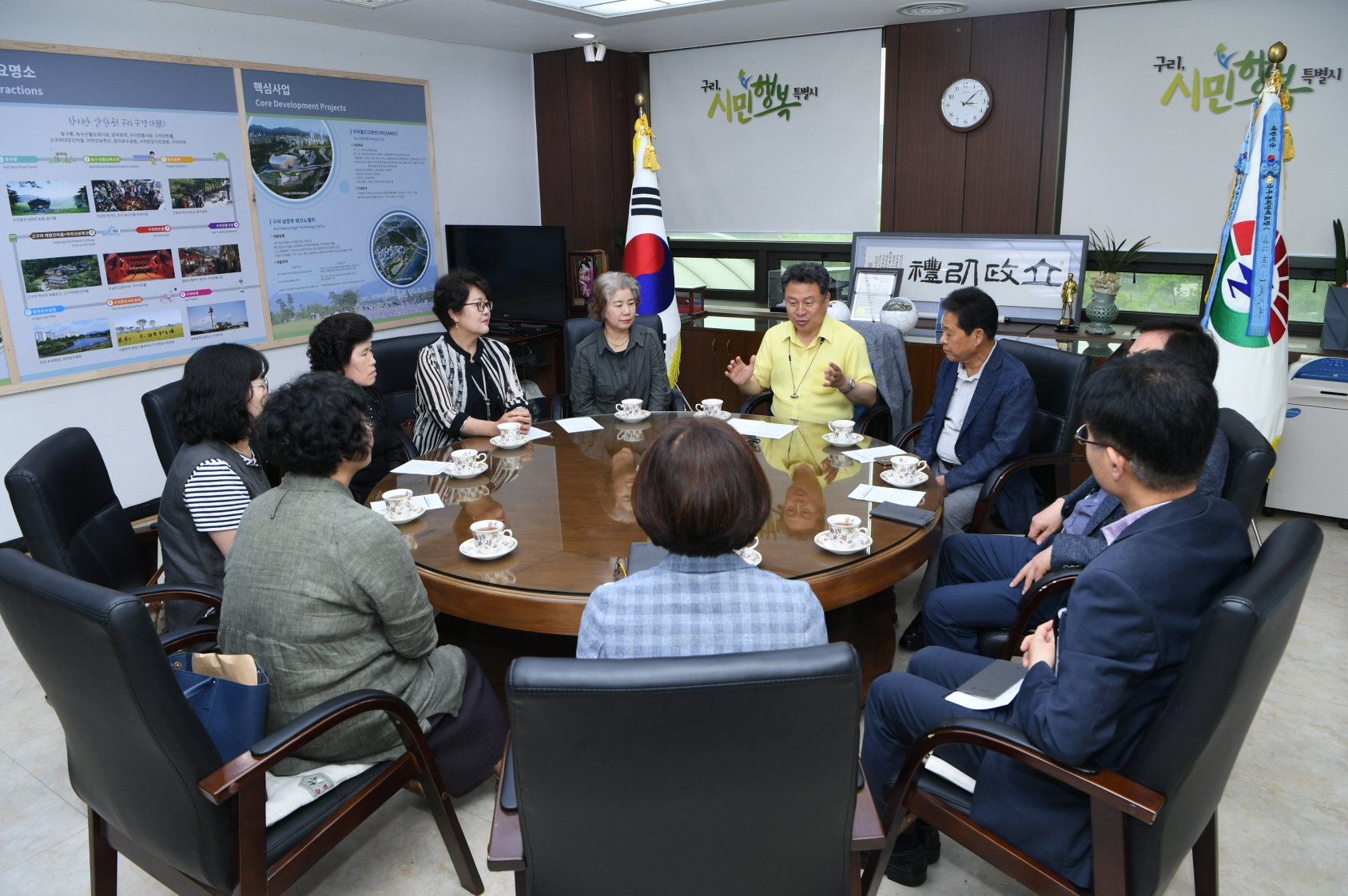구리전통시장 상인회 봉사단 유채꽃축제 수익금 전달식 이미지 3 - 본문에 자세한설명을 제공합니다.
