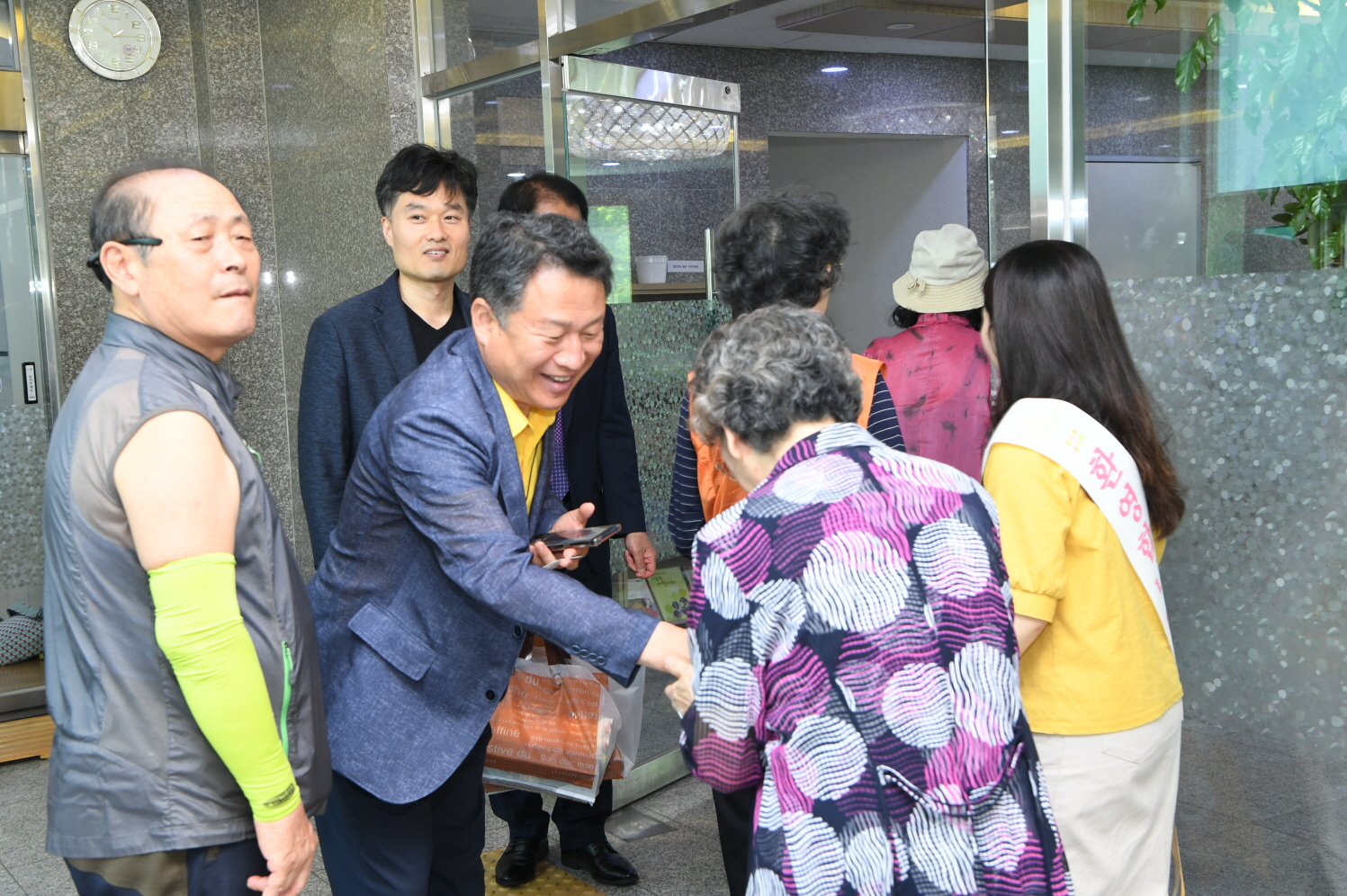 천성교회 어르신 경로잔치 이미지 3 - 본문에 자세한설명을 제공합니다.