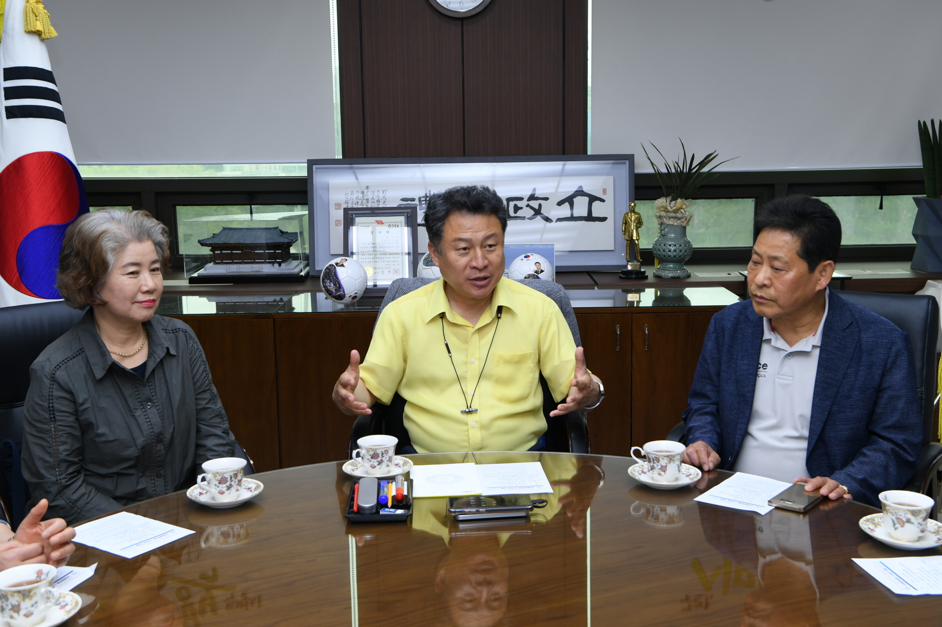 구리전통시장 상인회 봉사단 유채꽃축제 수익금 전달식 이미지 5 - 본문에 자세한설명을 제공합니다.