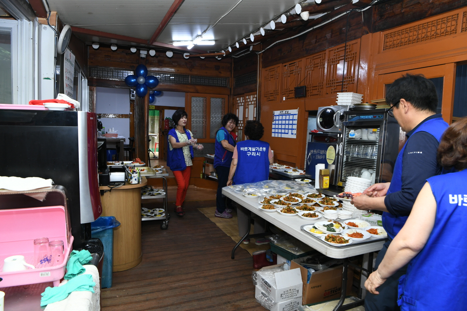 사랑의 일일찻집(교문2동 바르게살기협의회) 이미지 6 - 본문에 자세한설명을 제공합니다.