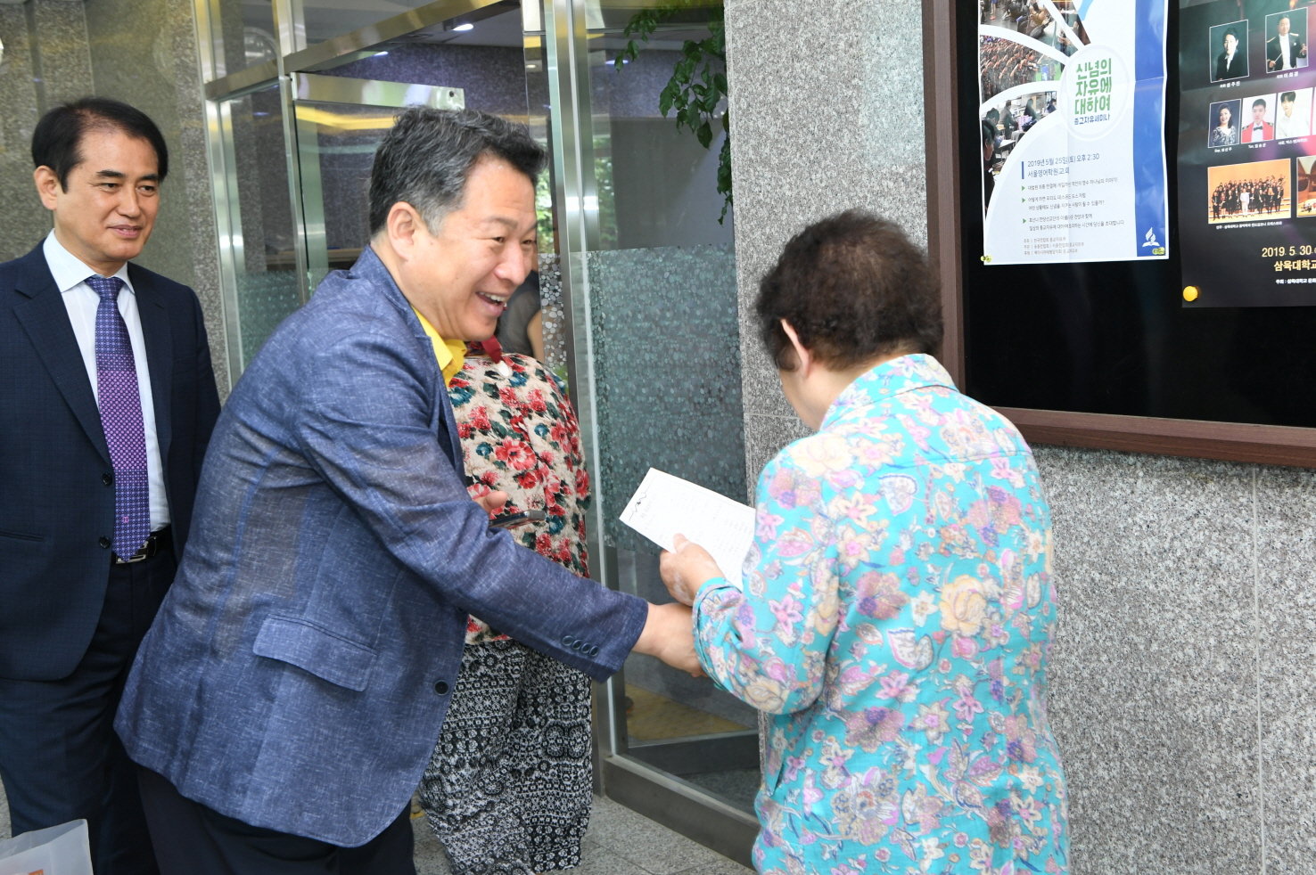 천성교회 어르신 경로잔치 이미지 2 - 본문에 자세한설명을 제공합니다.