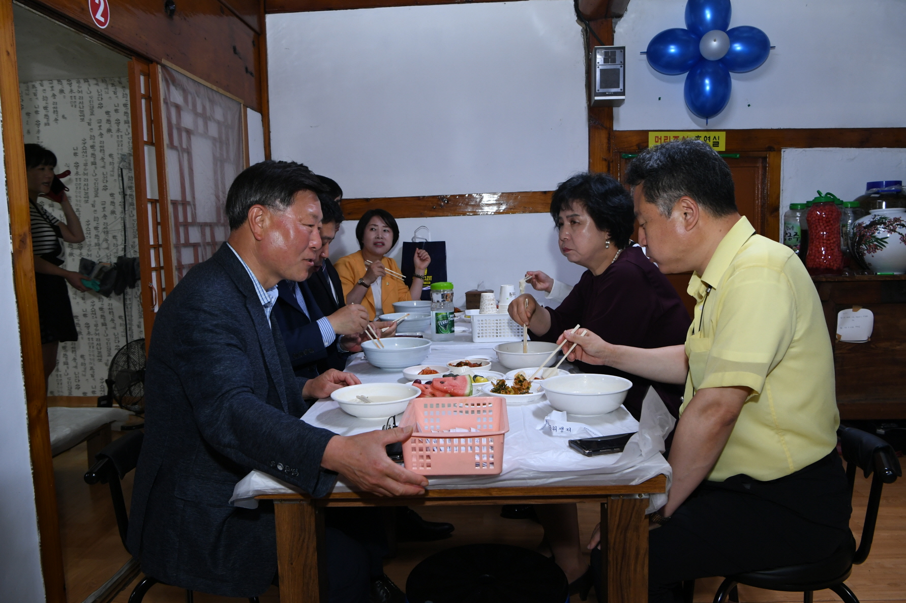 사랑의 일일찻집(교문2동 바르게살기협의회) 이미지 12 - 본문에 자세한설명을 제공합니다.