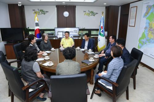 구리전통시장 상인회 봉사단 유채꽃축제 수익금 전달식 이미지