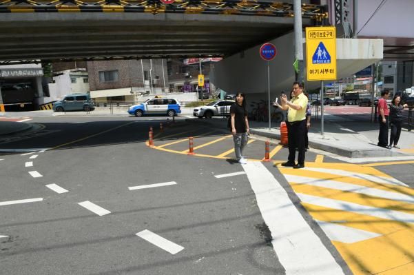 인창초등학교 횡단보도 및 출입 도로시설 점검 이미지