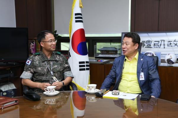 육군 제55사단 170연대장 우경석대령 방문 이미지
