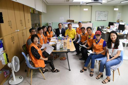 수질개선을 위한 EM흙공 만들어 던지기 이미지