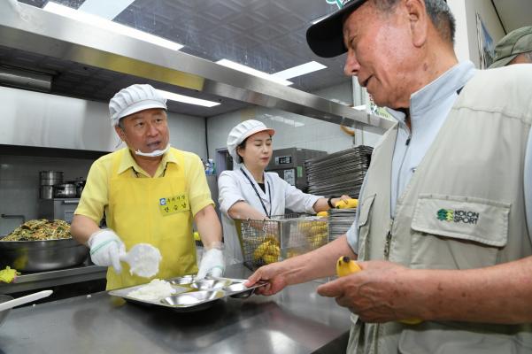 여성노인회관 어르신 배식봉사 이미지