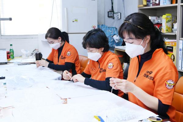 구리소방서 여성의용소방대 코로나19 관련 마스크제작 끈 만들기 자원봉사 이미지