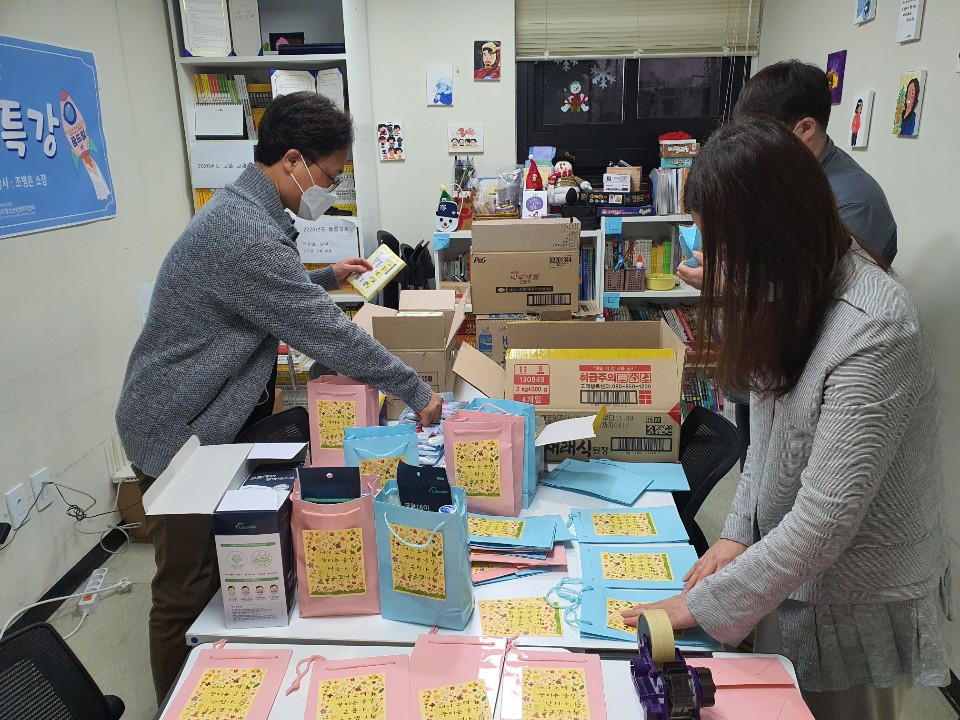 구리시, 검정고시 응시 ‘꿈드림 청소년’ 응원물품 전달 이미지 1 - 본문에 자세한설명을 제공합니다.