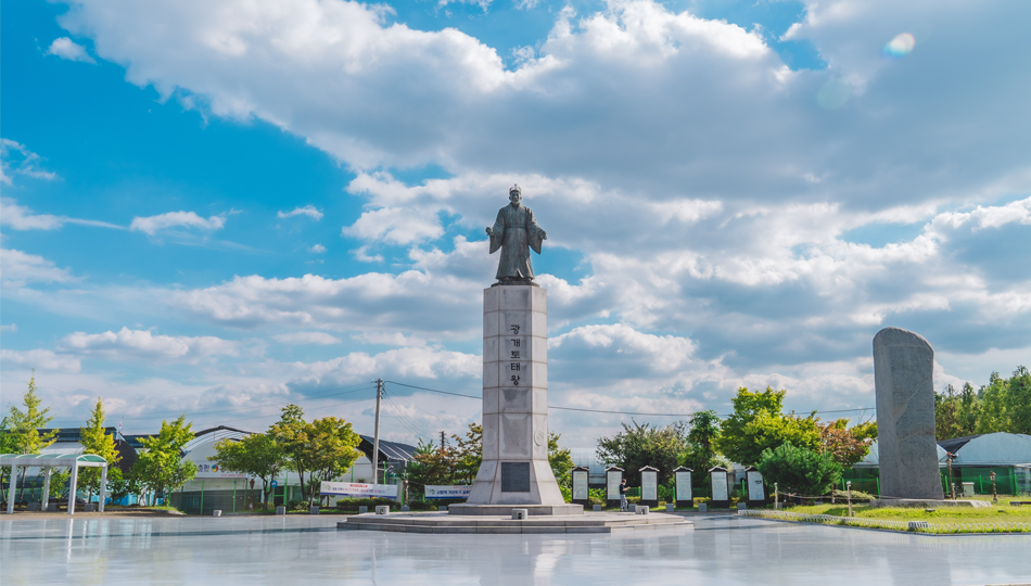 Great King Gwanggaeto's Monument photo