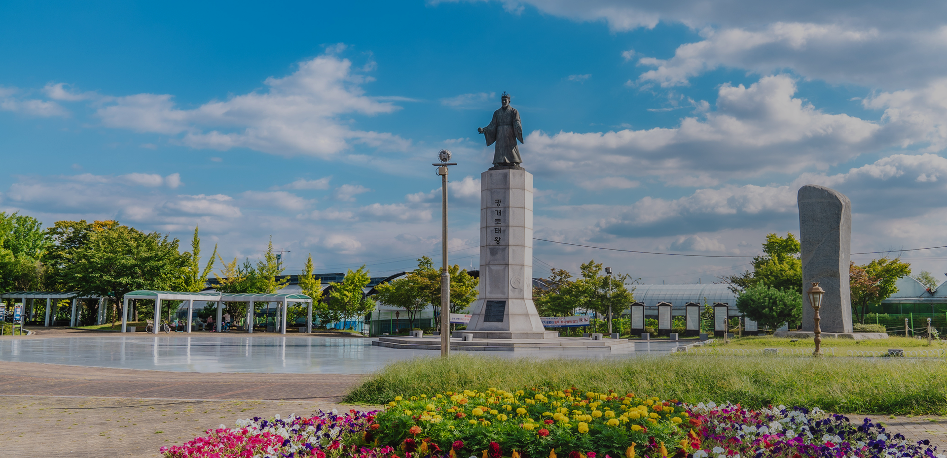 광개토태왕비 그리고 동상 사진